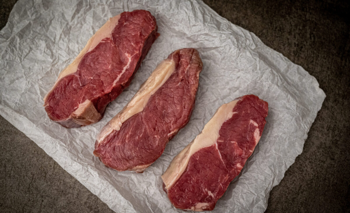 Grillkurse, Onlineshop für Premium-Fleisch & Grillzubehör - Dein Fleischdealer (Angus Rumpsteak Papier scaled e1679646996123) - Kaufe Online Fleisch, Grills und Zubehör