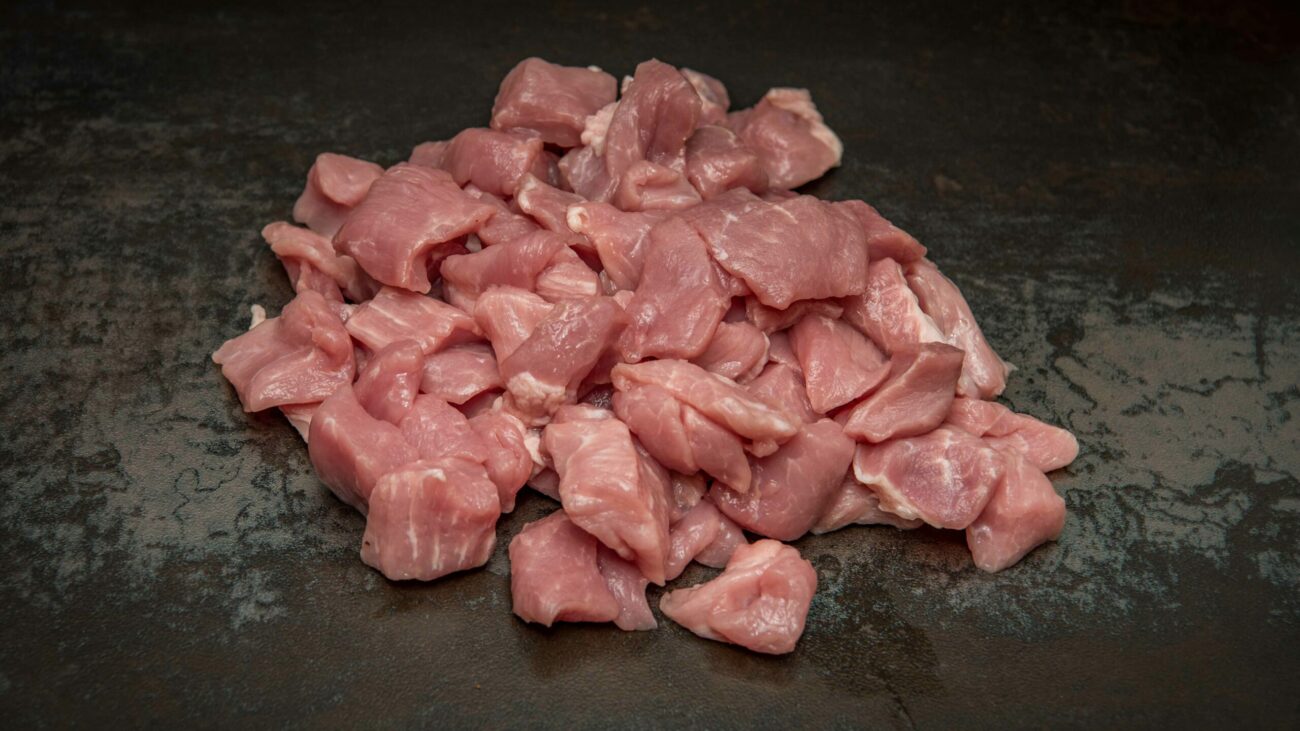 Grillkurse, Onlineshop für Premium-Fleisch & Grillzubehör - Dein Fleischdealer (Schweinegulasch klein scaled) - Kaufe Online Fleisch, Grills und Zubehör