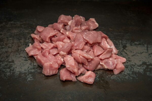 Duroc Schweine Gulasch ca. 600g (Schweinegulasch klein scaled) - Kaufe Online Fleisch, Grills und Zubehör