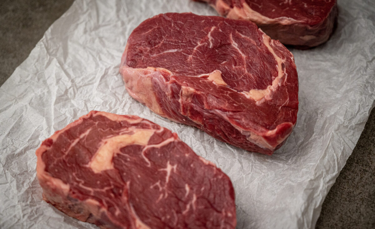 Grillkurse, Onlineshop für Premium-Fleisch & Grillzubehör - Dein Fleischdealer (Angus Rib Eye Steak Papier scaled e1679646748237) - Kaufe Online Fleisch, Grills und Zubehör