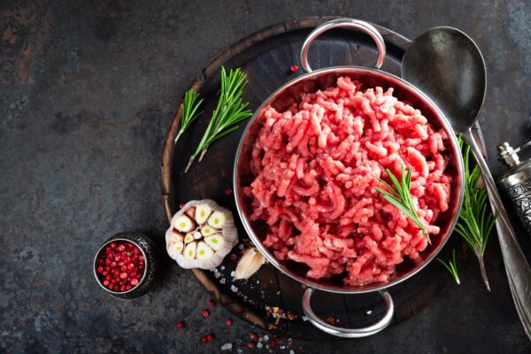 Rinderhackfleisch ca. 500g (AdobeStock 195797176 scaled) - Kaufe Online Fleisch, Grills und Zubehör
