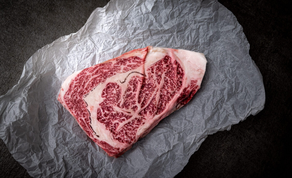 Grillkurse, Onlineshop für Premium-Fleisch & Grillzubehör - Dein Fleischdealer (Japan Wagyu Rib Eye Steak Papier 3 scaled e1679478683465) - Kaufe Online Fleisch, Grills und Zubehör