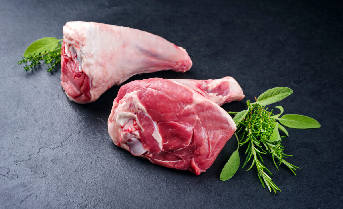 Grillkurse, Onlineshop für Premium-Fleisch & Grillzubehör - Dein Fleischdealer (Lammhaxe scaled e1680259267192) - Kaufe Online Fleisch, Grills und Zubehör
