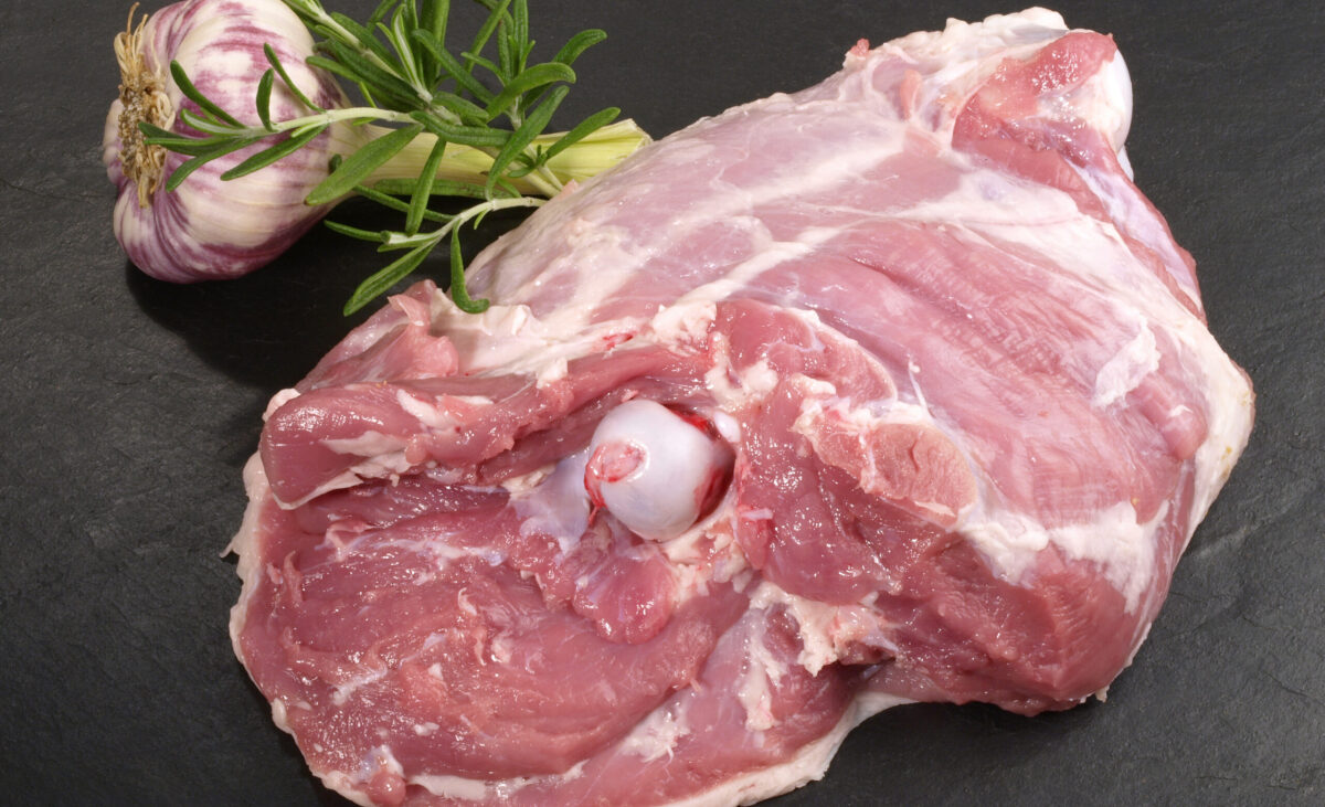 Grillkurse, Onlineshop für Premium-Fleisch & Grillzubehör - Dein Fleischdealer (Lammkeule mit Knochen scaled e1680258901858) - Kaufe Online Fleisch, Grills und Zubehör